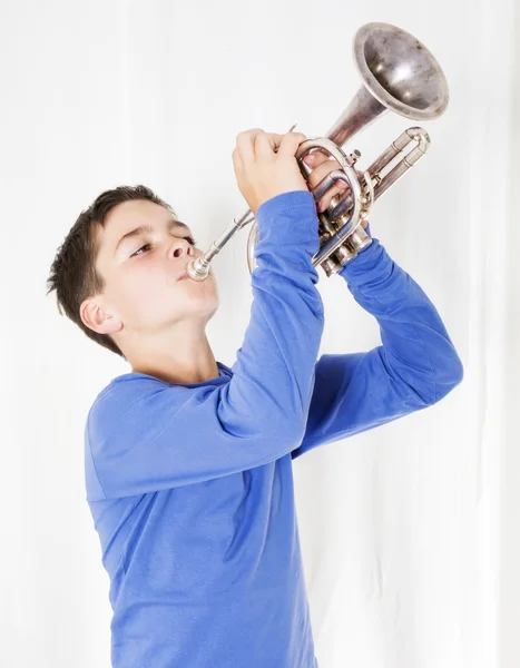 Jongen met trompet — Stockfoto