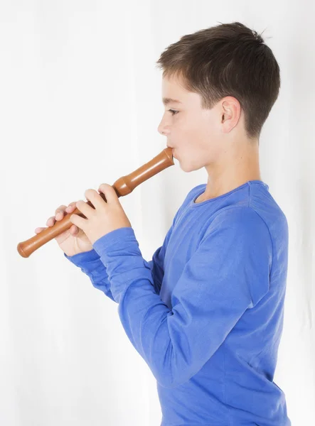 Мальчик с флейтой — стоковое фото