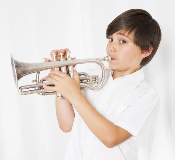 Jongen met trompet — Stockfoto