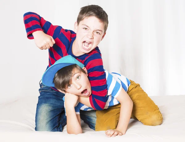 Två pojkar slåss — Stockfoto