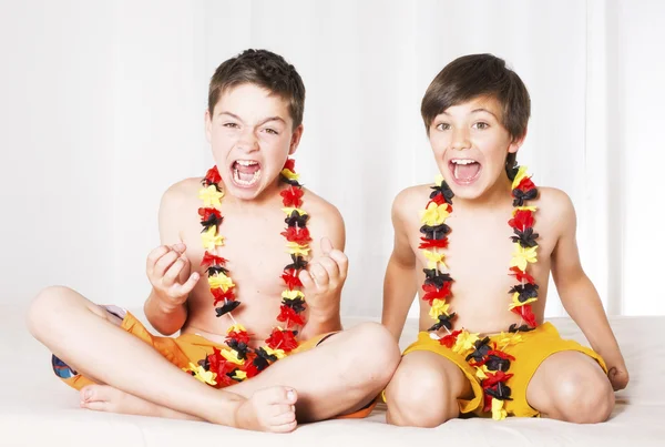 Dos chicos todos emocionados — Foto de Stock