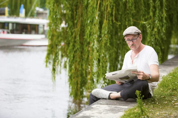 Man with newspaper — Stock Photo, Image