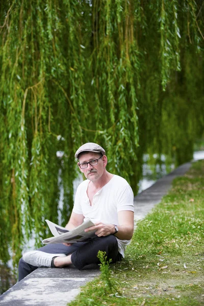 Hombre con periódico — Foto de Stock