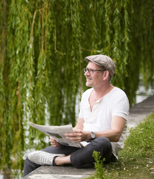 Man with newspaper — Stock Photo, Image