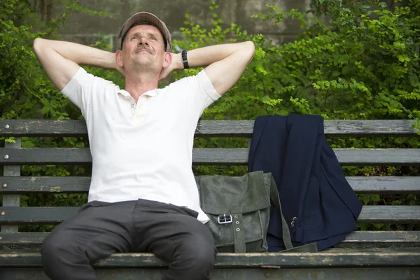 Man in park — Stockfoto