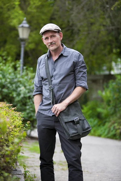 Man in park — Stockfoto