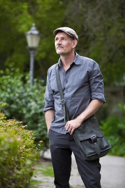 Man in park — Stockfoto