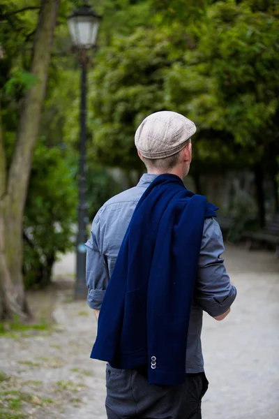 Man in park — Stockfoto