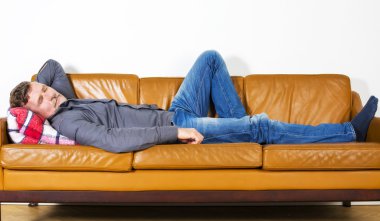 adam kanepede döşenmesi