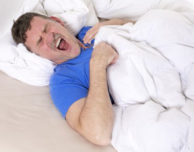 Yatak esneme içinde adam