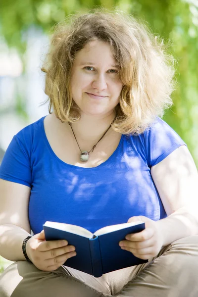 Junge Frau liest ein Buch — Stockfoto