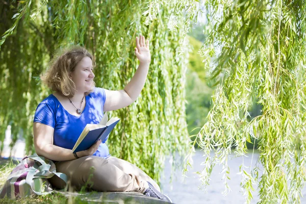 Ung kvinna läser en bok — Stockfoto