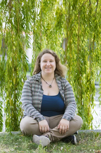 Junge Frau im Park — Stockfoto