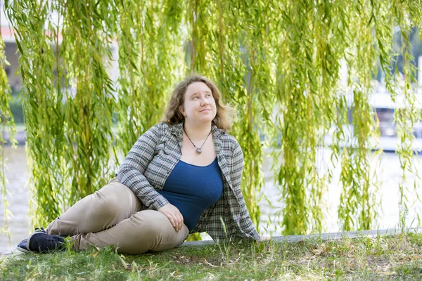 Junge Frau im Park — Stockfoto