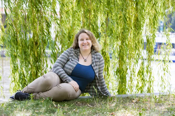 Jonge vrouw in het park — Stockfoto