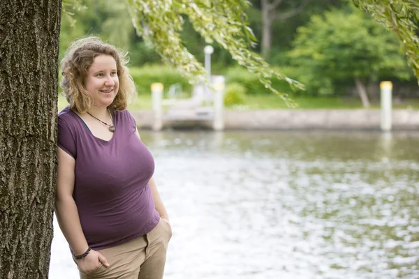 Junge Frau im Park — Stockfoto