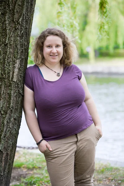 Jonge vrouw in het park — Stockfoto