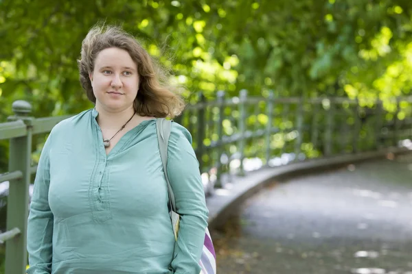 Giovane donna nel parco — Foto Stock