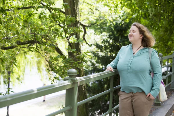 Park 'taki genç kadın.