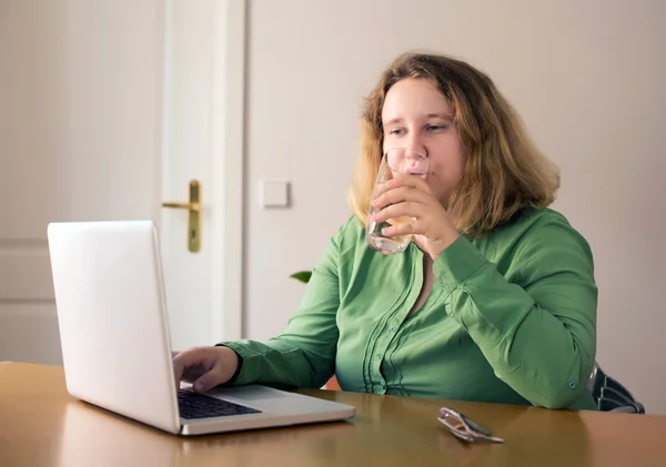 Dizüstü bilgisayarı olan genç kadın