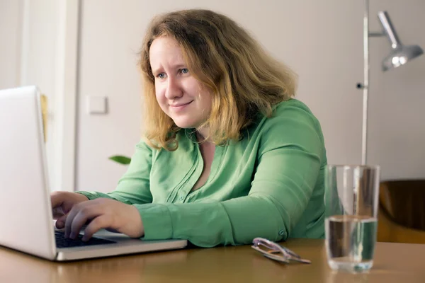 Young woman with laptop — Stock Photo, Image