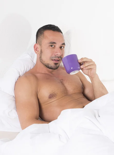 Mann im Bett mit Tasse — Stockfoto