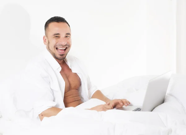 노트북으로 침대에 남자가 — 스톡 사진
