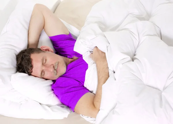 Man in bed slapen — Stockfoto