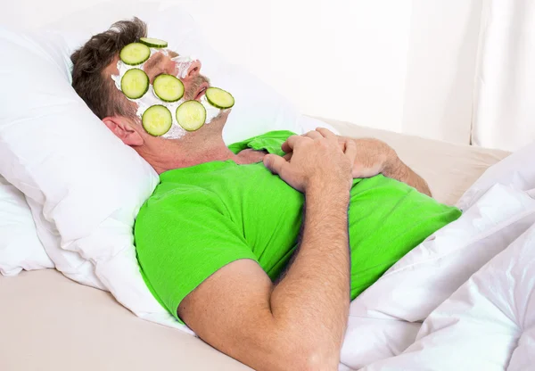 Pria di tempat tidur dengan wajah — Stok Foto
