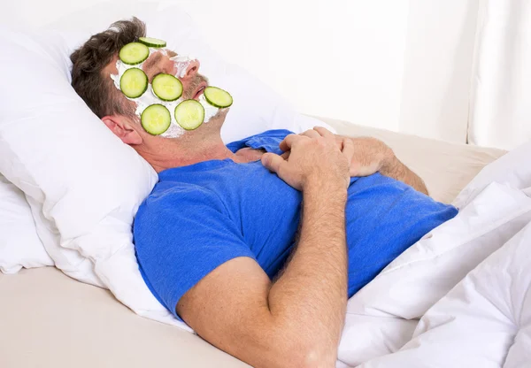 Hombre en la cama con facial — Foto de Stock