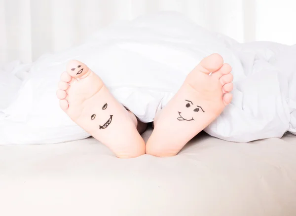 Pés descalços com rostos sorridentes — Fotografia de Stock