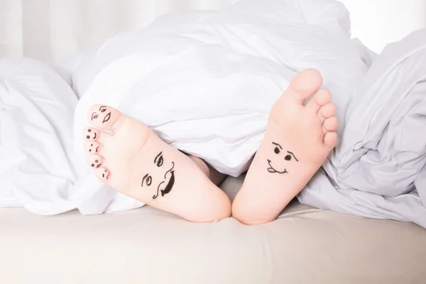 Nackte Füße mit Smiley-Gesichtern — Stockfoto