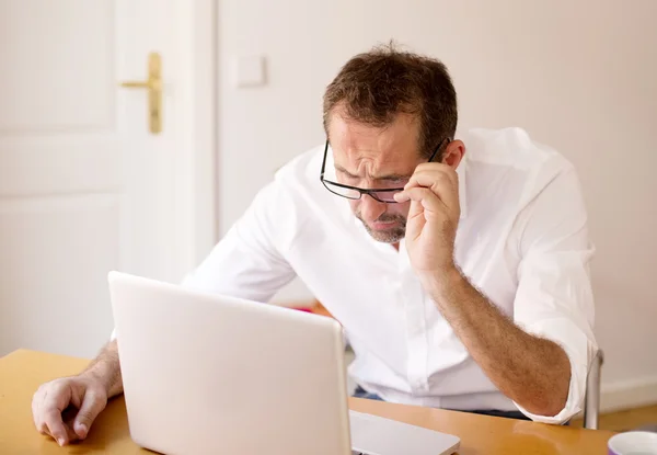 Zakenman op zoek benadrukt — Stockfoto