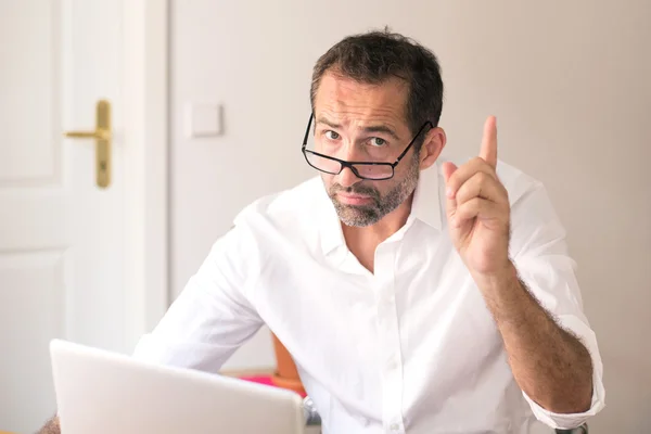 Empresario sentado en el escritorio —  Fotos de Stock