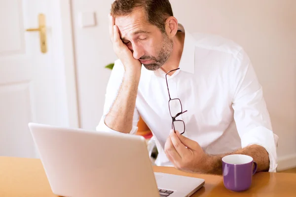 Uomo d'affari che cade imlepp alla sua scrivania — Foto Stock