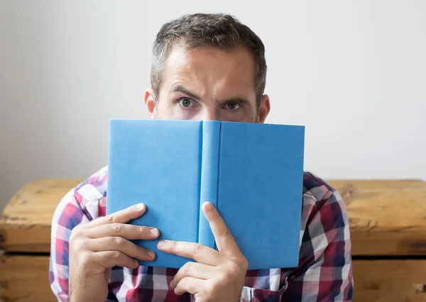 Человек с книгой — стоковое фото
