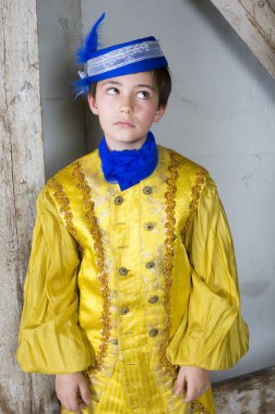 bir Prens olarak giyinmiş genç çocuk