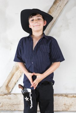 bir kovboy olarak genç çocuk