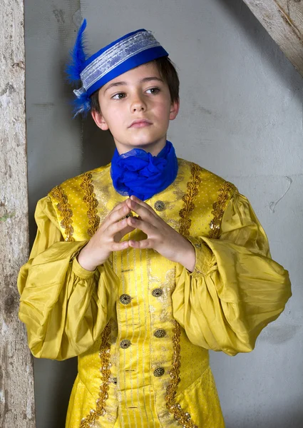 Mladý chlapec, oblečený jako princ — Stock fotografie