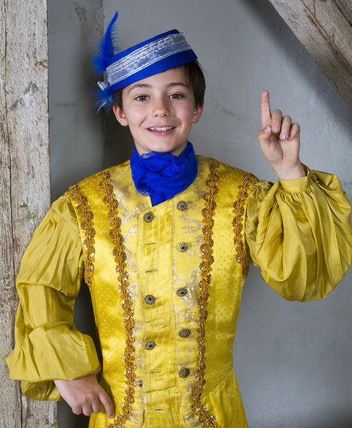 мальчик, одетый как принц
