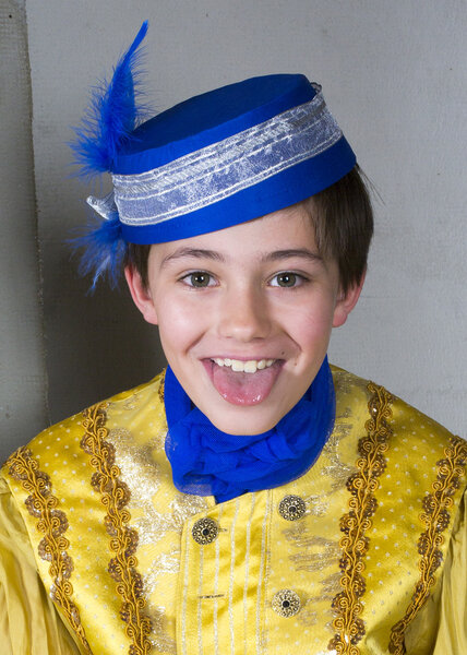 мальчик, одетый как принц
