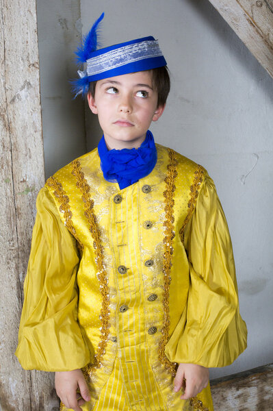 мальчик, одетый как принц

