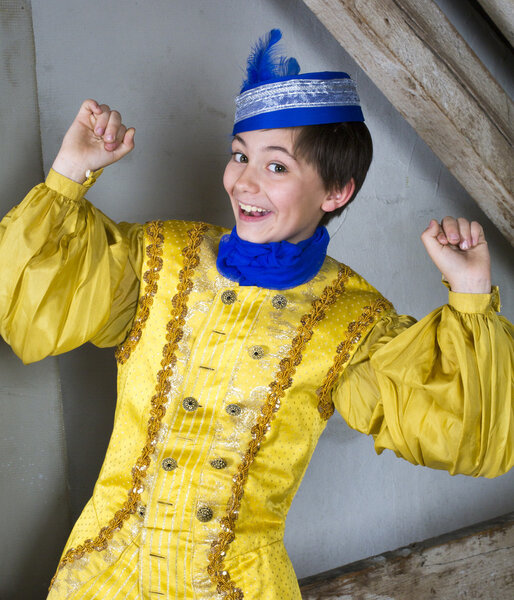 мальчик, одетый как принц
