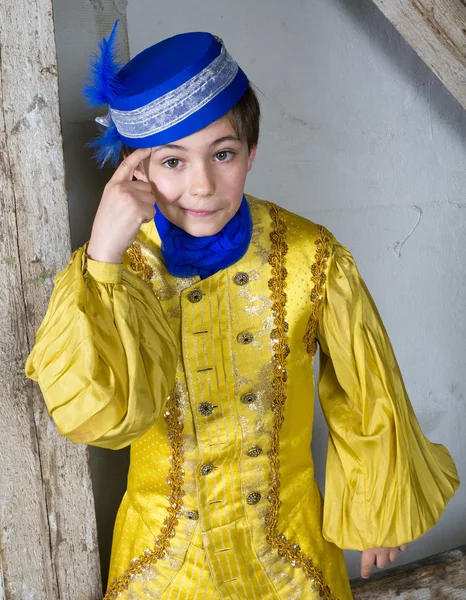 Jonge jongen verkleed als een prins — Stockfoto