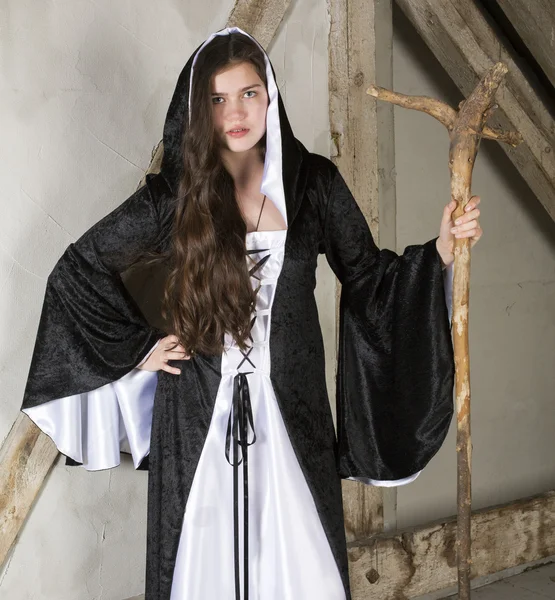 Młoda kobieta ubrana jak czarownica — Zdjęcie stockowe