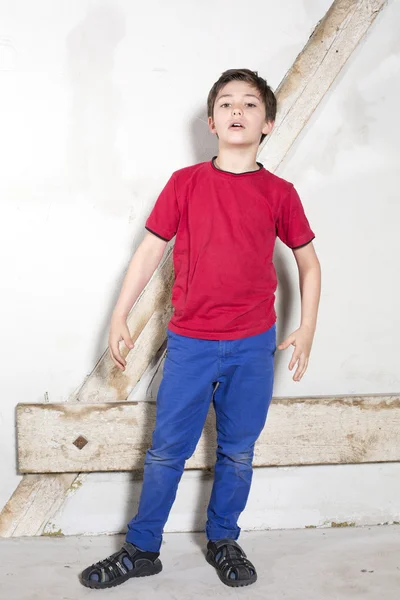 Молодий хлопчик стоїть — стокове фото