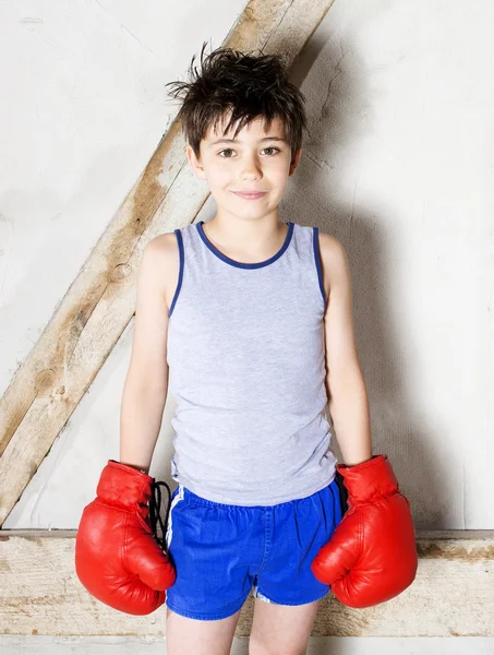 Jeune garçon comme boxeur — Photo