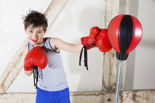 Jeune garçon comme boxeur — Photo
