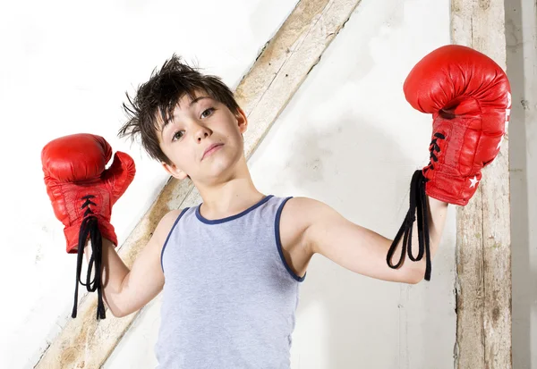 Jeune garçon comme boxeur — Photo