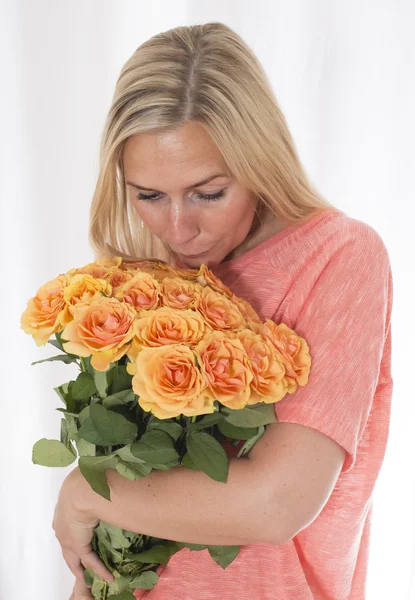 Blond woman with roses — Stock Photo, Image
